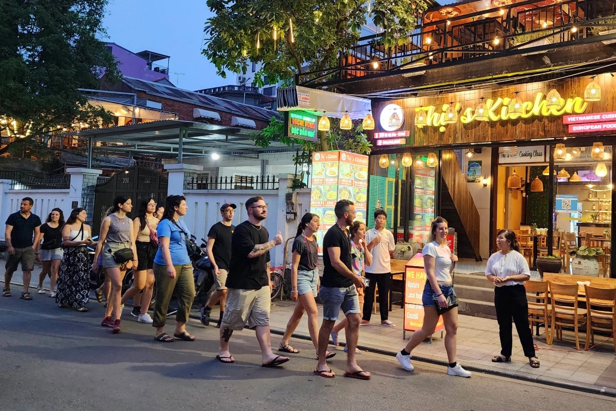 Choose comfortable, easy-to-move clothes when going to Hue night walking street